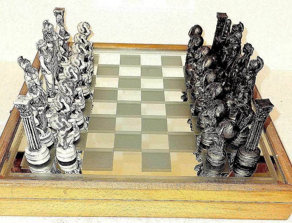 Schaakset in antieke Oud-Griekenland stijl - Set di scacchi - De schaakstukken worden in een houten kist geplaatst - Vetro e legno, resina artificiale/composito. #1.0