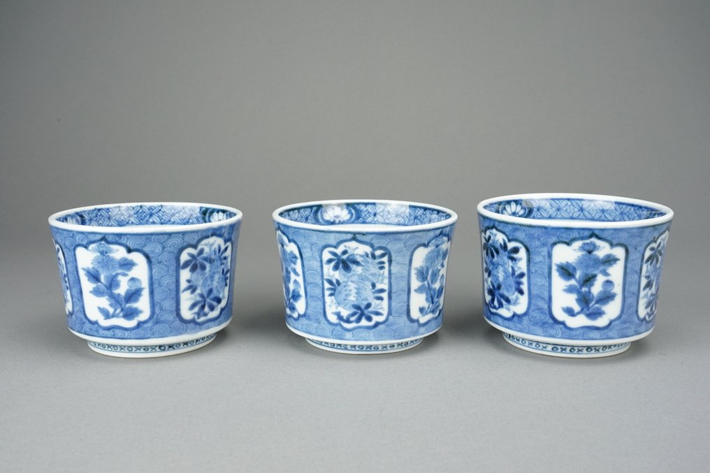 Τρία φλιτζάνια Soba-Choko, ένα πιάτο με λοβωτές άκρες και ένα μεγάλο σερβίτσιο. - Πορσελάνη - Arita Ware - Ιαπωνία - Τέλη της περιόδου Edo #1.0