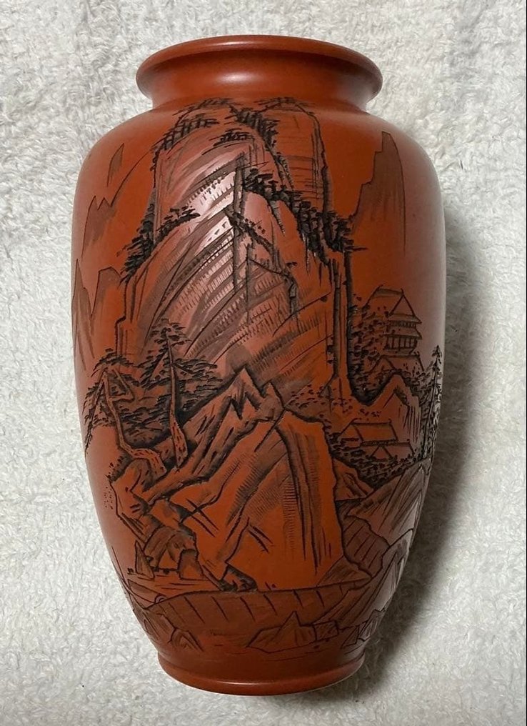 Βάζο - Βάζο με ανάγλυφη τοπιογραφία από κόκκινη πηλό Tokoname Ware από τον Kōzan (幸山) – Με Tomobako – Καλή, Πηλός - Ιαπωνία  (χωρίς τιμή ασφαλείας) #1.0