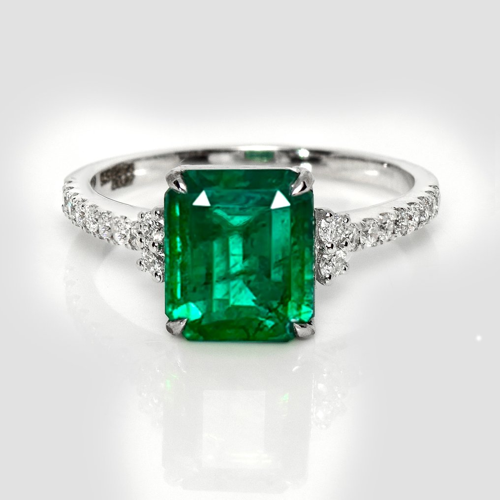 Ingen mindstepris - Ring - 14 karat IGI 2,74 ct Zambia intens grøn, Hvidguld - 3.01ct. tw. Smaragd - Diamant #1.0