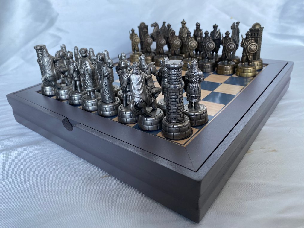 Shakkisarja - Vanhana pronssivalusta ja hopeapinnoitteella. #1.0