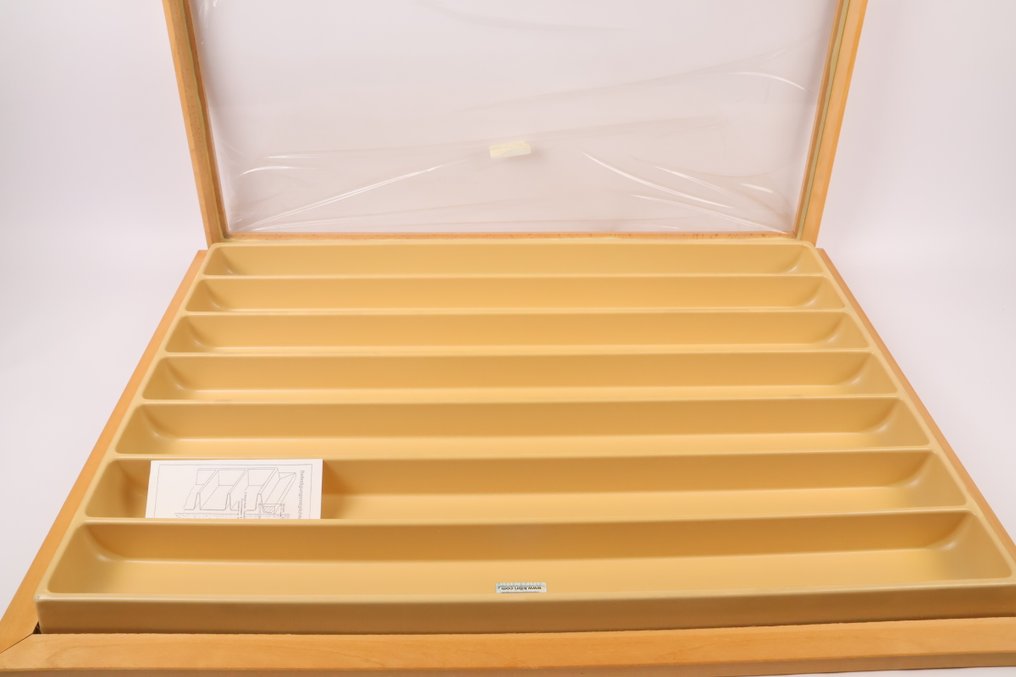 Kibri H0 - 12005 - Modellbahn (1) - Vitrine mit 7 Fächern #4.3