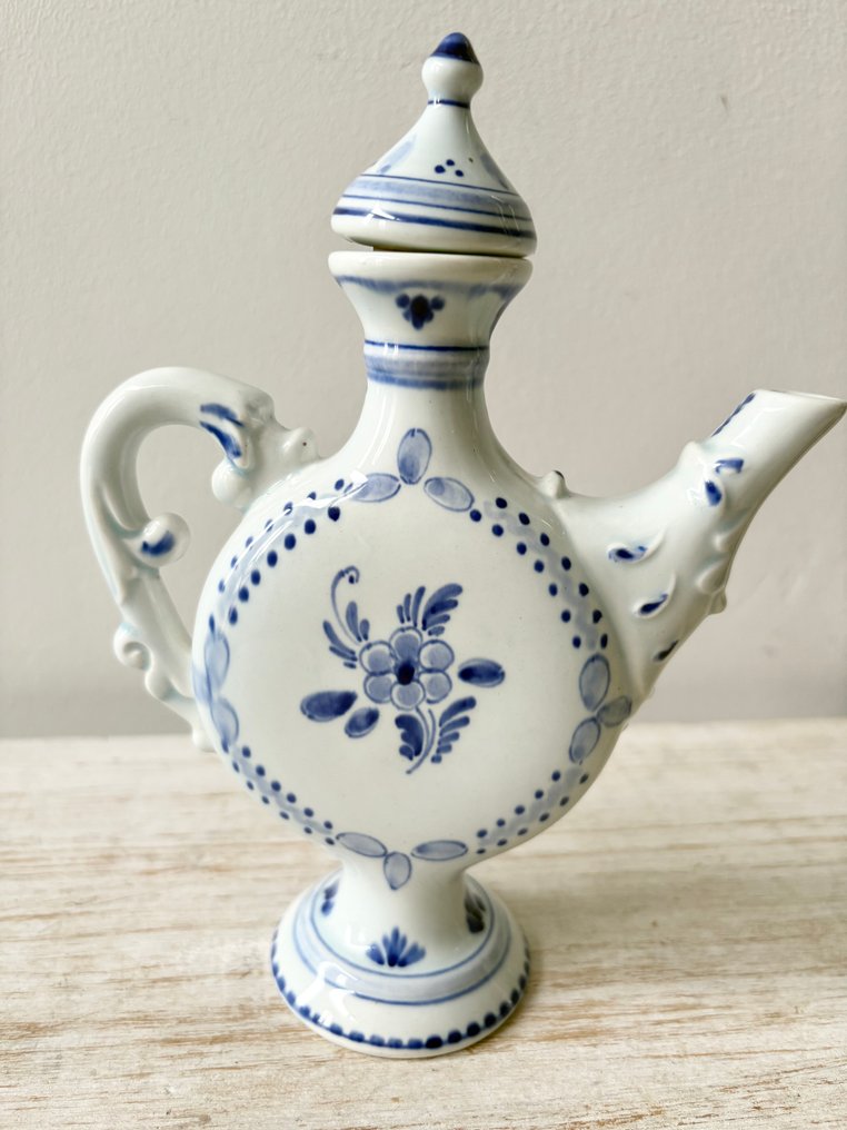 Plateelbakkerij Schoonhoven - KLM - Ewer - Delftware - Jug for KLM Business Class passengers. Produced in the early years of the company's founding. #1.0