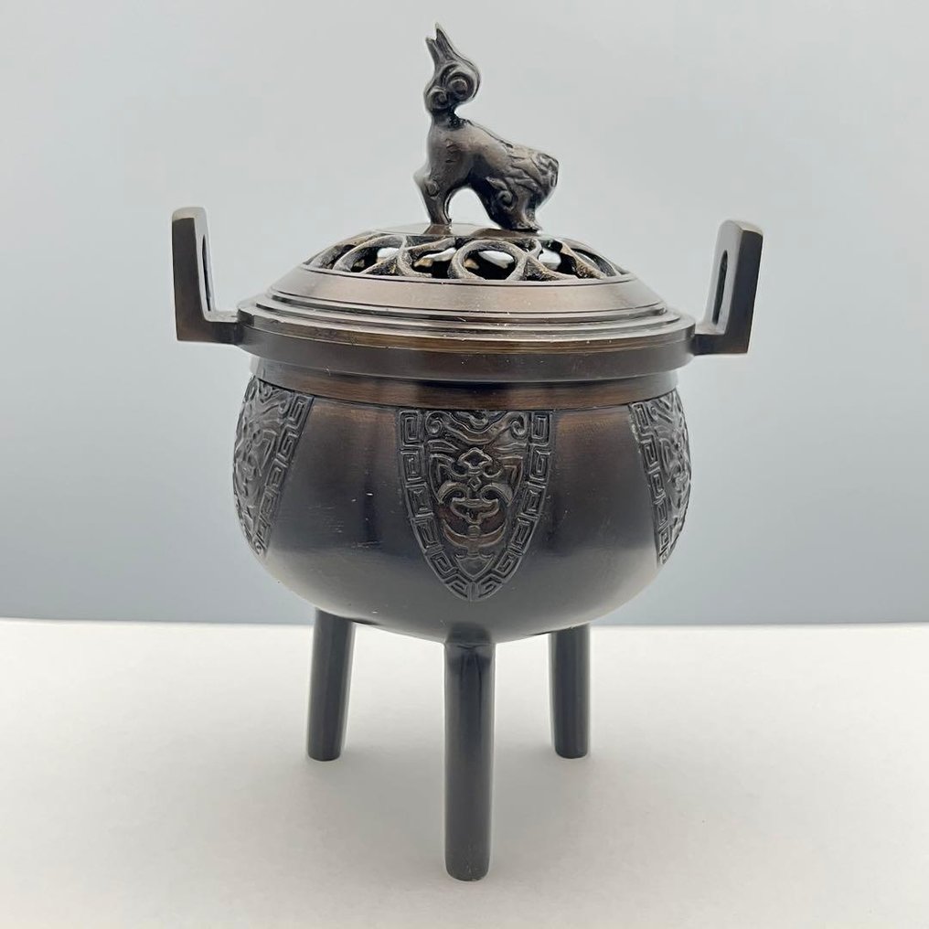 Unknown (Japan) - Unknown craftsman - Καυστήρας θυμιάματος - Tin-Bronze Tripod Kōro with Pierced Lid - μείγμα κασσίτερου-μπρούντζου - Τρίποδο από κασσίτερο-μπρούντζο Κόρο. #3.2
