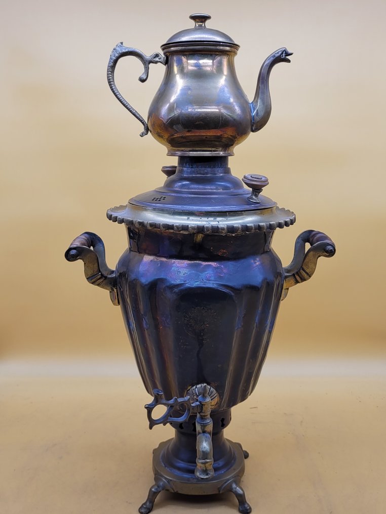 Samowar – Messing, traditionell geformt 4,6kg – dekoratives Vintage-Stück 60x30cm - 俄国式茶壶 - 黄铜 #1.0