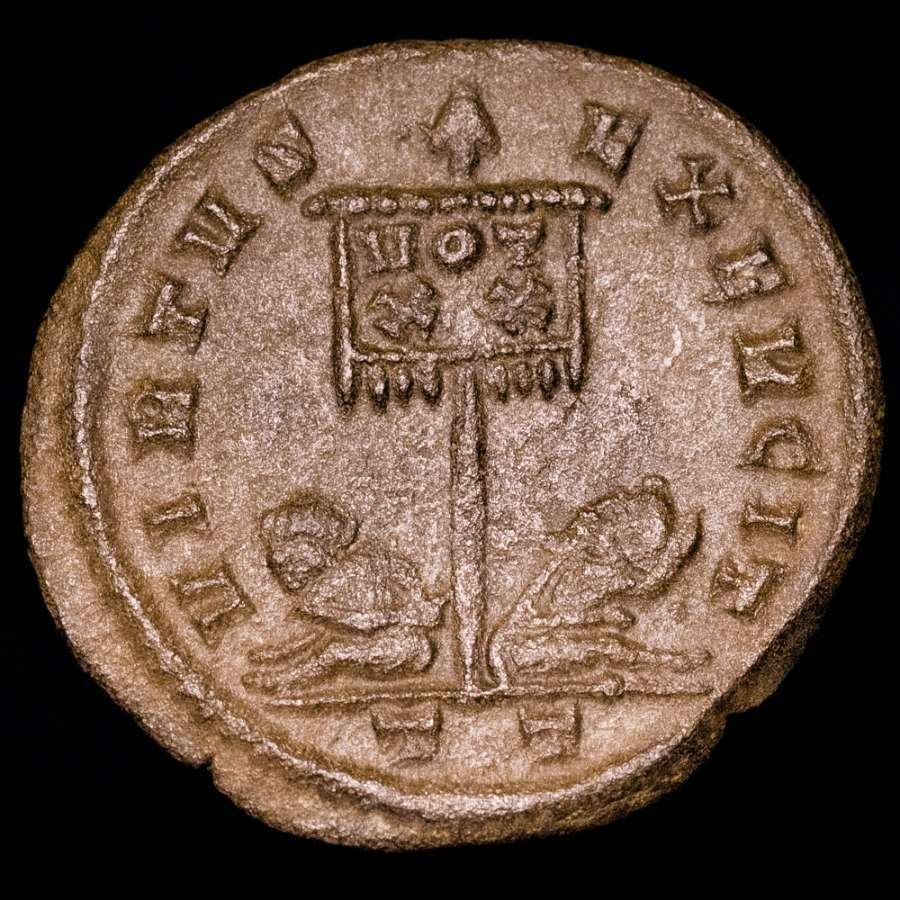 Impero romano. Costantino I (306-337 d.C.). Follis Ticinum, AD 319-320. VIRTVS EXERCIT, two captives at foot of standard inscribed VOT XX; TT in (Senza prezzo di riserva) #1.0