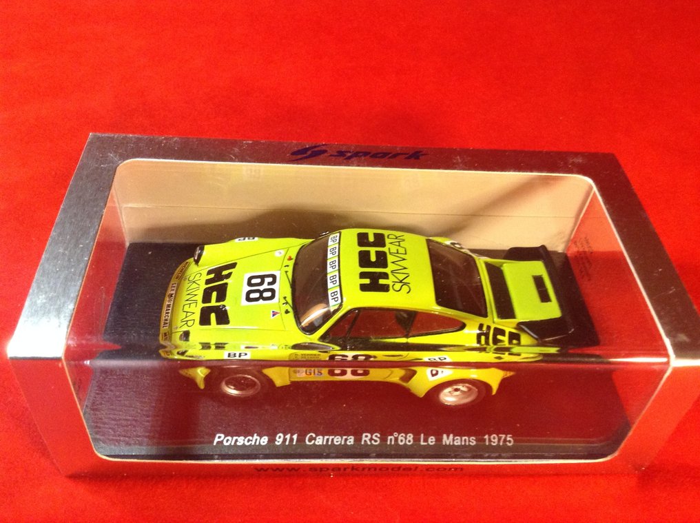 Spark 1:43 - Rennwagenmodell - ref. #S2096 Porsche 911 Carrera RSR 3,0L."HCC Skiwear" 24h Le Mans 1975 #68 Verrier/Vetsch/Corthay - Ausgezeichnete Qualität - Limitierte Auflage - Heute schwer zu finden. #1.0