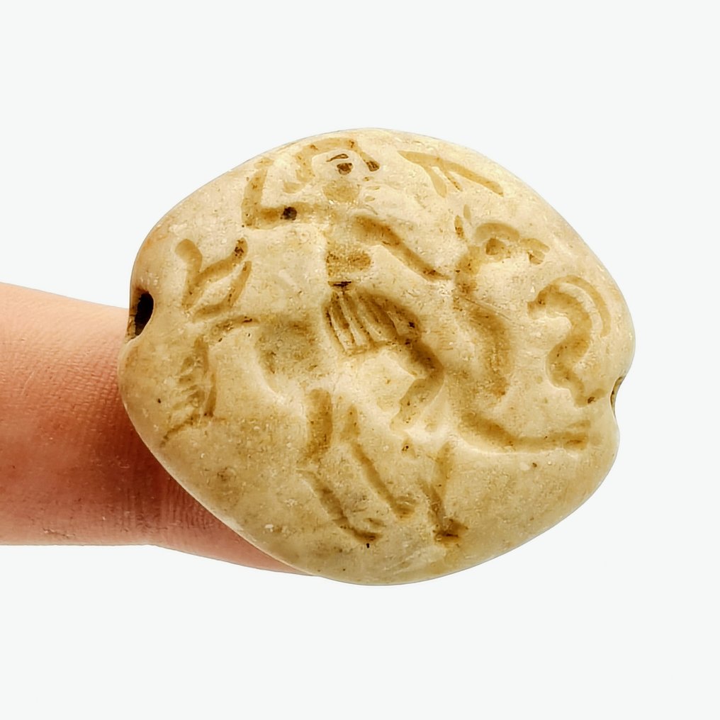 丝绸之路，中亚 砂岩 珠子护符与骑马战士雕刻 - 38 mm  (没有保留价) #1.0