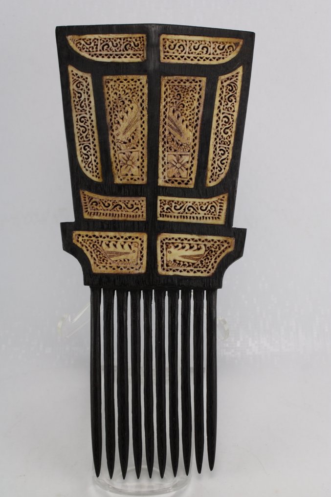 Comb - Wood, Bone - Crocodiles #1.0