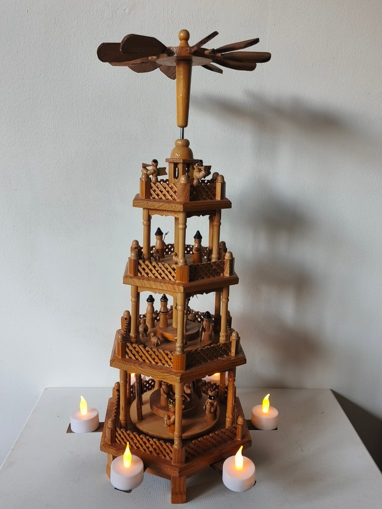 Karácsonyi figuradísz - Karácsonyi piramis - Fa - Karácsonyi piramis az 1970-es években #1.0