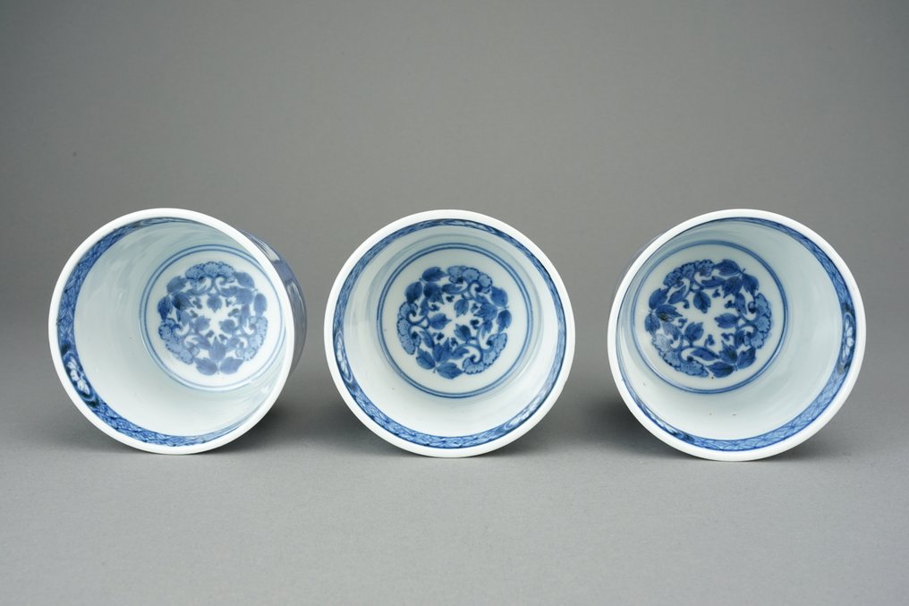 Τρία φλιτζάνια Soba-Choko, ένα πιάτο με λοβωτές άκρες και ένα μεγάλο σερβίτσιο. - Πορσελάνη - Arita Ware - Ιαπωνία - Τέλη της περιόδου Edo #4.3