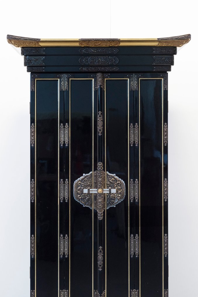 Kommodeskuffe - Træ, Metal, En japansk sort lakkeret butsudan med forgyldt indre - Japan - En japansk butsudan 仏壇 #2.1