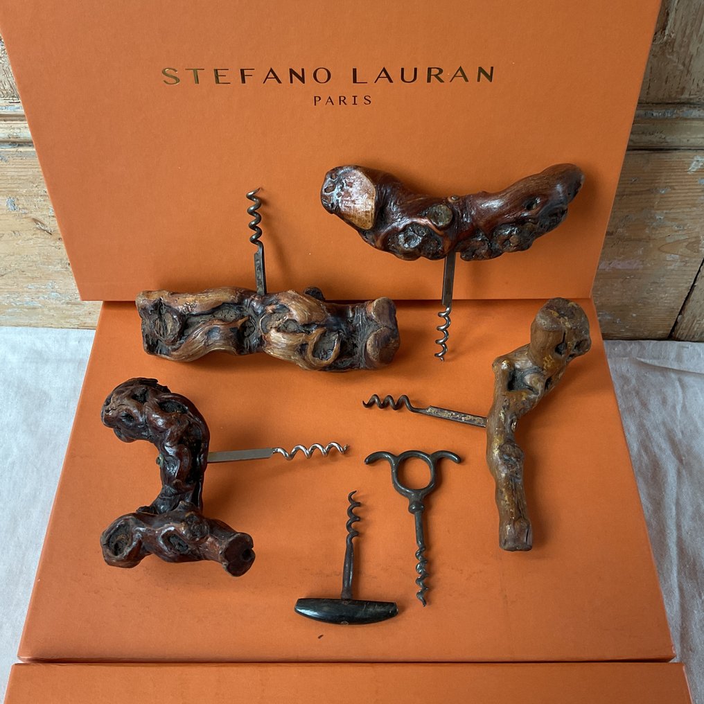 Korkskruv (6) - 4 korkskruvar med ett druvklasehandtag + 2 andra vintage-typ korkskruvar - Trä, Järn #1.0