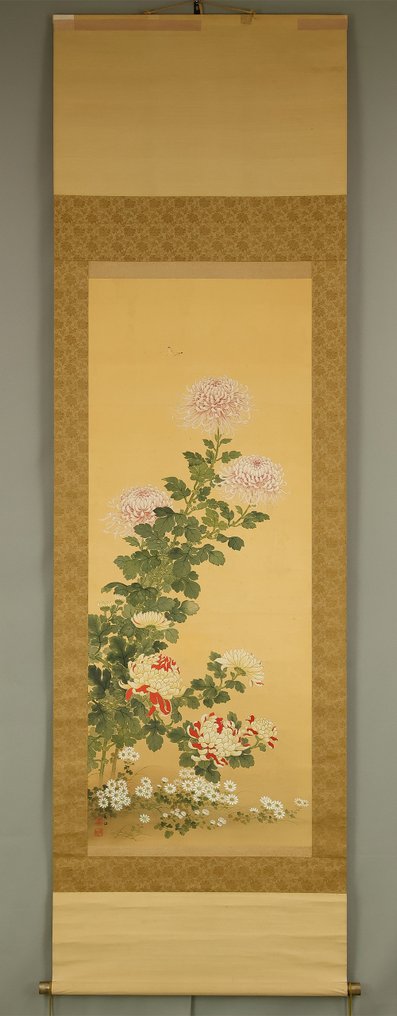 Chrysanthemum and Butterfly with Original Box (Tomobako) - with signature and seal 'Nanko' 南江 - 日本  (没有保留价) #1.0