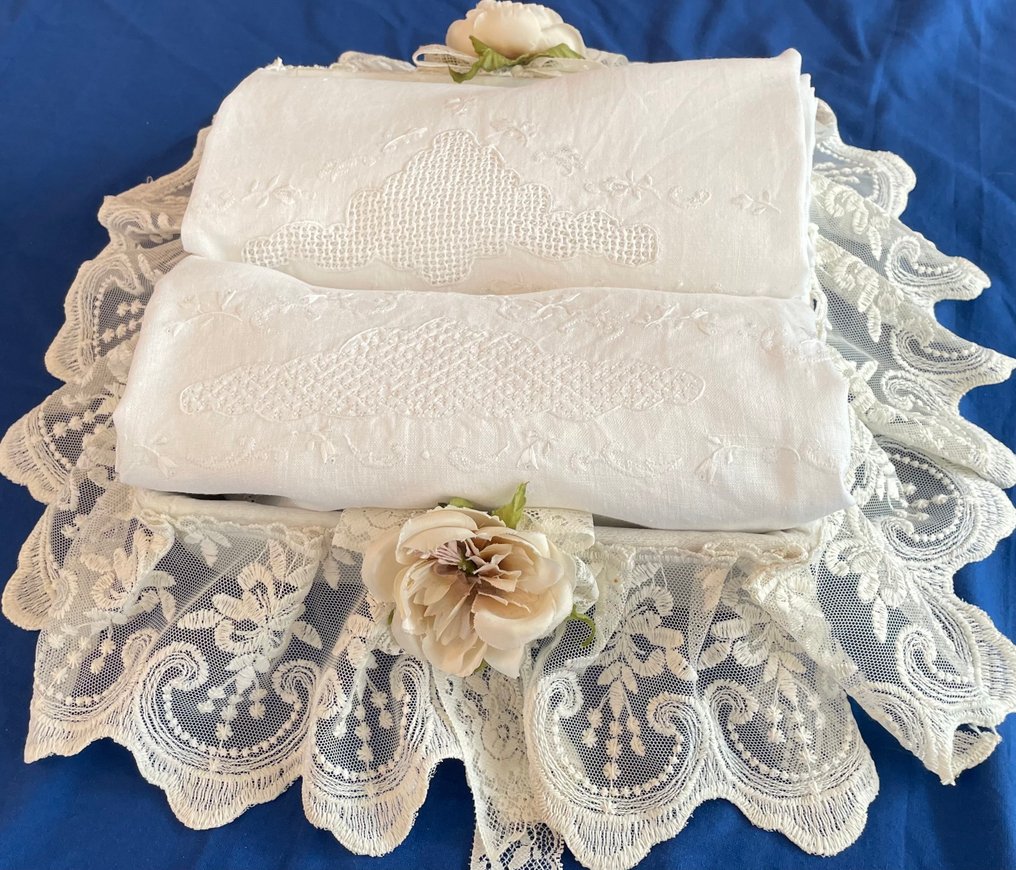 ricami fatti a mano - Toalha de banho elegante com lindo pizzo tombolo. - Toalha (2)  - 128 cm - 68 cm - Bordados com motivos florais #1.0