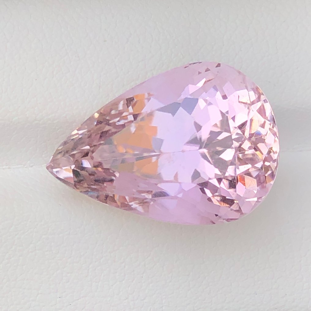 Nincs minimálár - 1 pcs Rózsaszín Kunzit - 28.87 ct - Nemzetközi Gemmológiai Intézet (IGI) #1.0