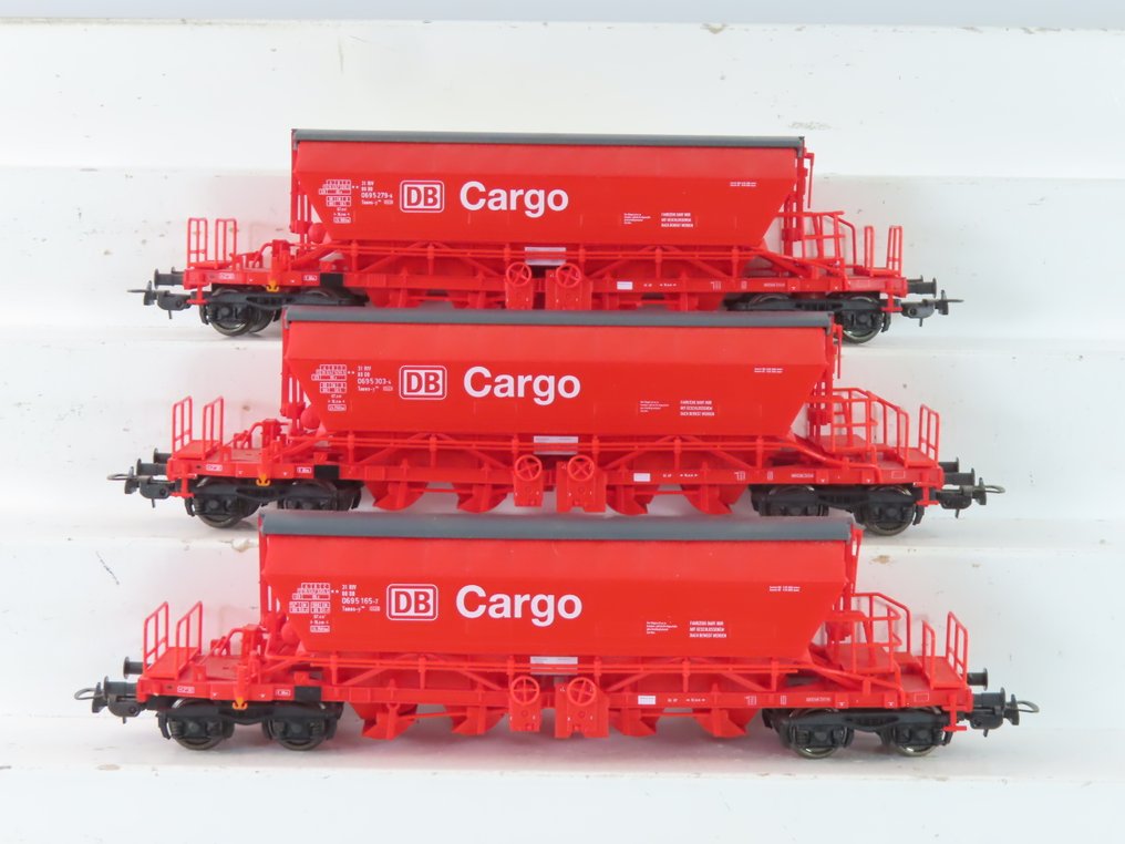 Piko H0 - 58023 - Conjunto de vagões de carga de modelismo ferroviário (1) - Conjunto de vagões de carga de 3 peças com underframes de 4 eixos do tipo 'Taoos'. - DB Cargo #1.0