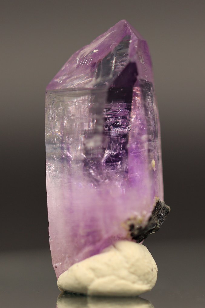 SPELNDID Vera Cruz Lilac Amethyst, Terminated Crystal • NO RESERVE PRICE • 51.25 ct - Height: 45 mm - Width: 16 mm- 10.25 g - (1) #4.3