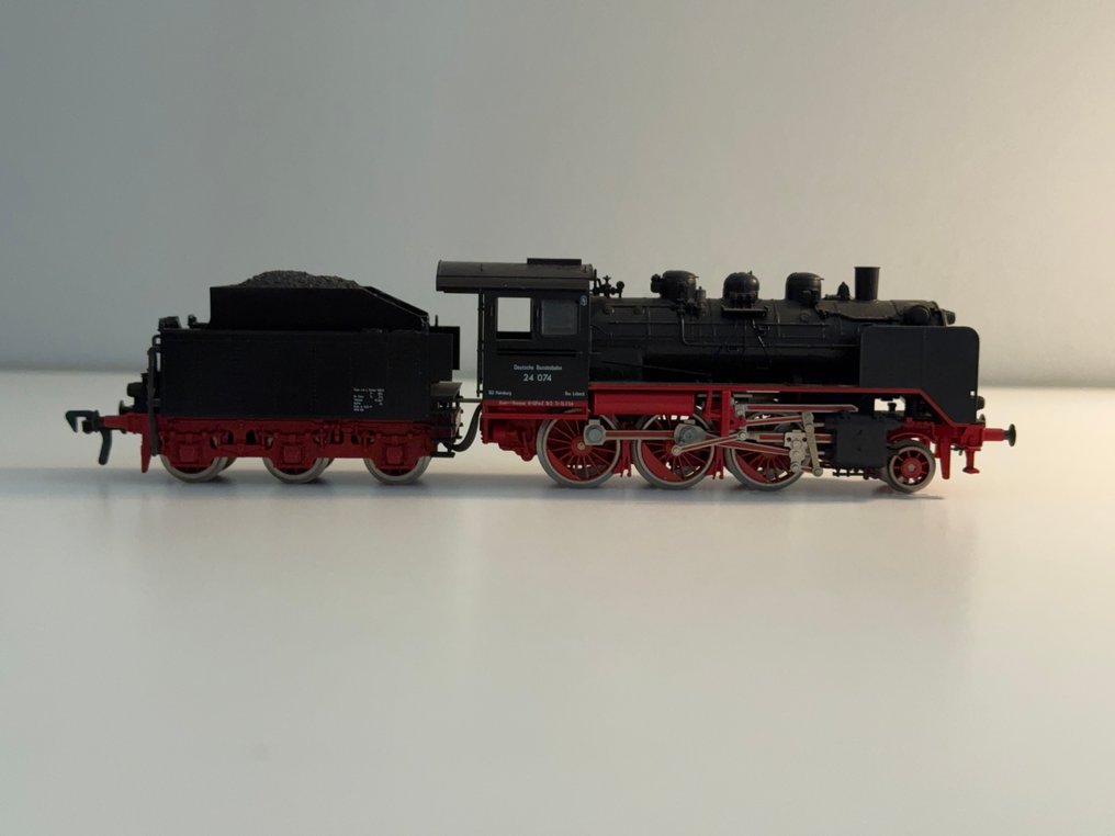 Fleischmann H0 - Electric locomotive (1) - Inspect the images to identify brands, numbers, and details. Detect scale. - Deutsche Bundesbahn #1.0