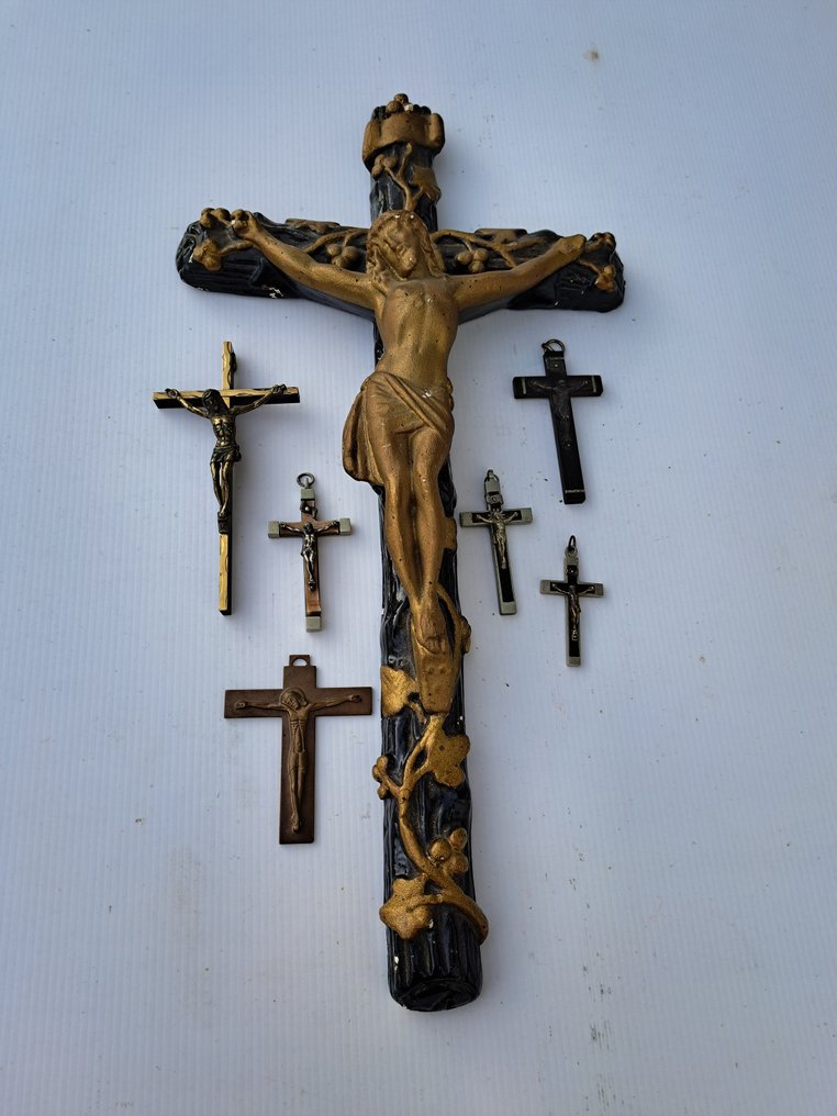 Samling af 7 gamle korsfæstelsesfigurer (7) - Gips, Bronze, Messing - 1900-1910 #1.0