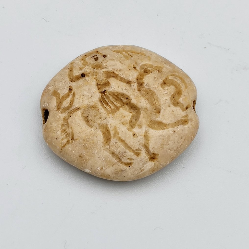 丝绸之路，中亚 砂岩 珠子护符与骑马战士雕刻 - 38 mm  (没有保留价) #1.0