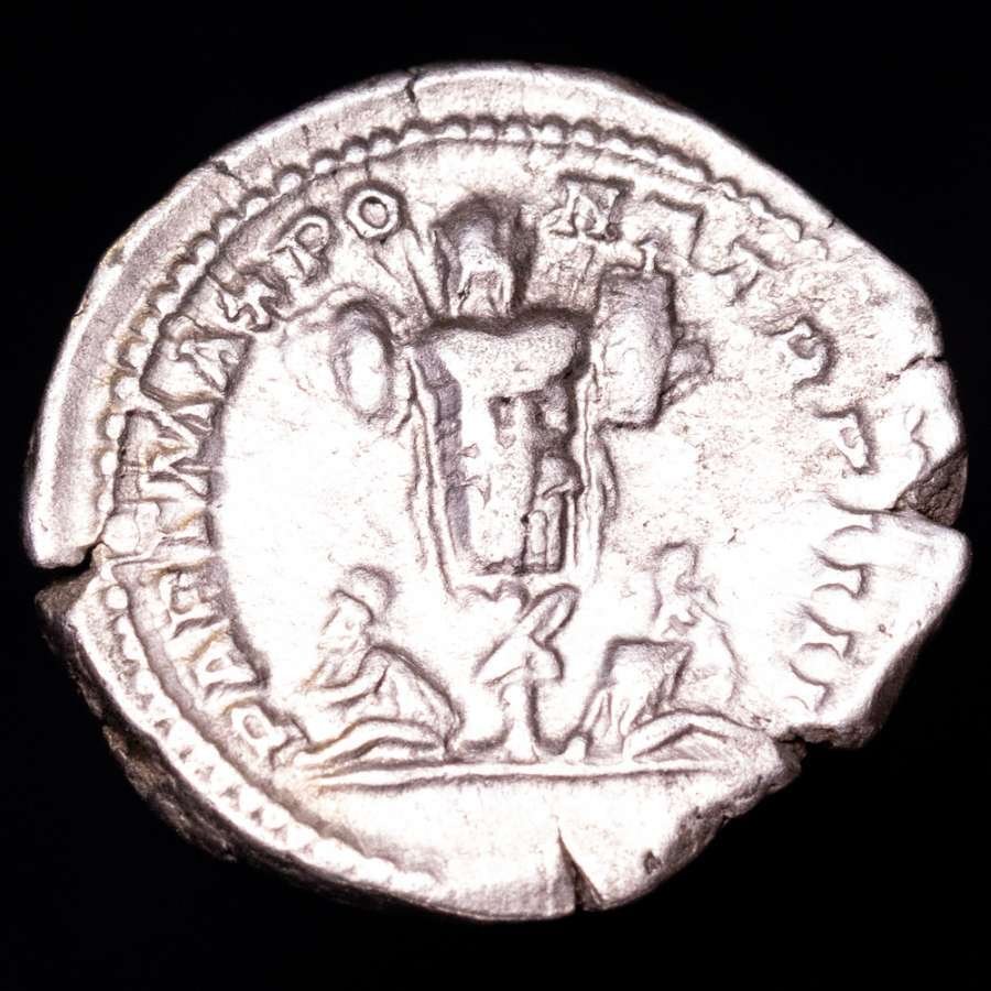 Római Birodalom. Caracalla (AD 198-217). Denarius Rome mint, A.D. 201. PART MAX PONT TR P IIII, two captives standing right and left at foot of (Nincs minimálár) #1.0