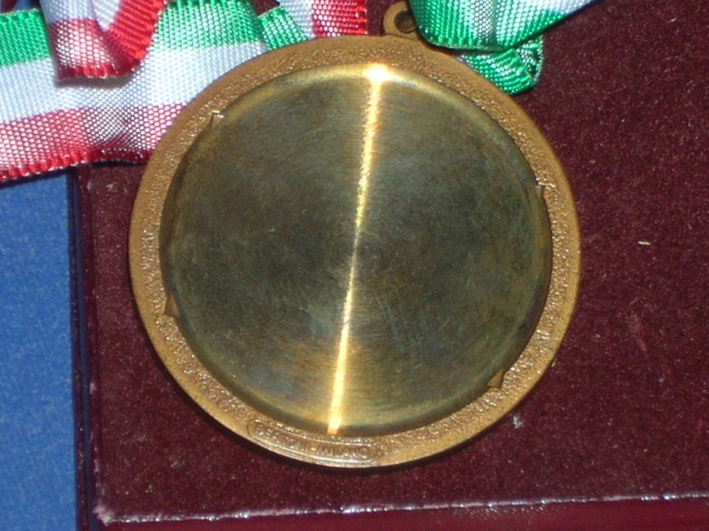 Alfa Romeo: 3 keys, 2 medals, and a silver badge with four-leaf clover and long stem (6 pcs.) - Alfa Romeo - 1980 #2.1