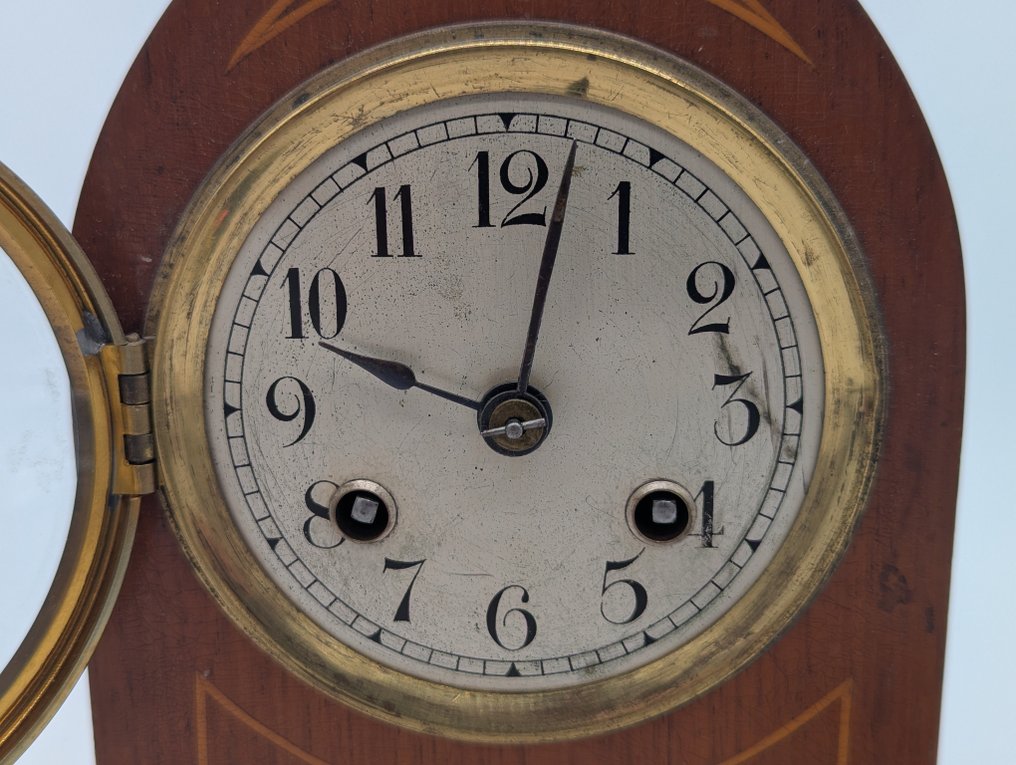 Uhr - Tischuhr aus Holz mit Intarsien und Pendelwerk -   Holz, Messing - 1930-1940 #2.1
