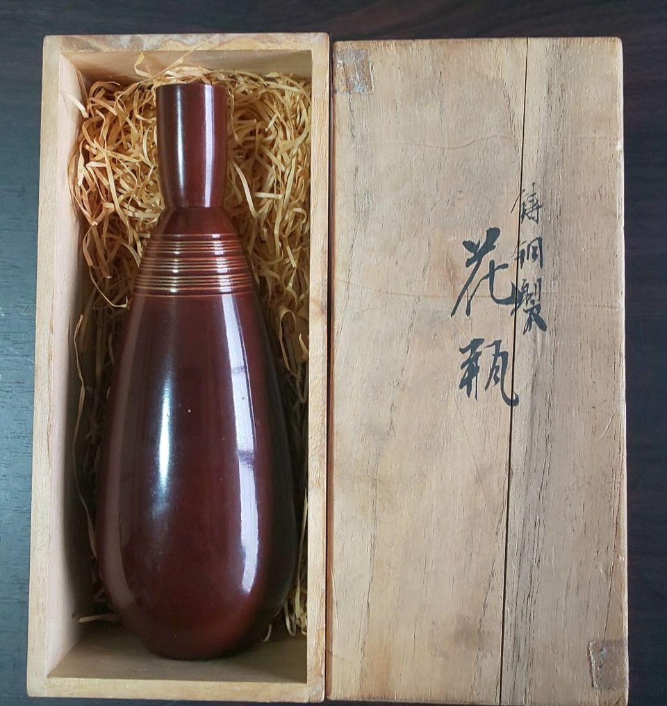 爱泽佳子创作的日本朱红铸铜花瓶“鷺娘”,附签名盒 - 铸铜,朱砂棕色漆面 - Aizawa Keiko - 日本 - 昭和时期(1926–1989)——昭和晚期(约1970年代至1980年代) #2.1