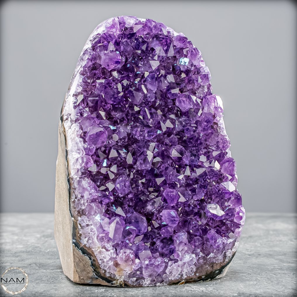 Beautiful amethyst geode from Uruguay. A masterpiece of the crystal world- 570.12 g #1.0