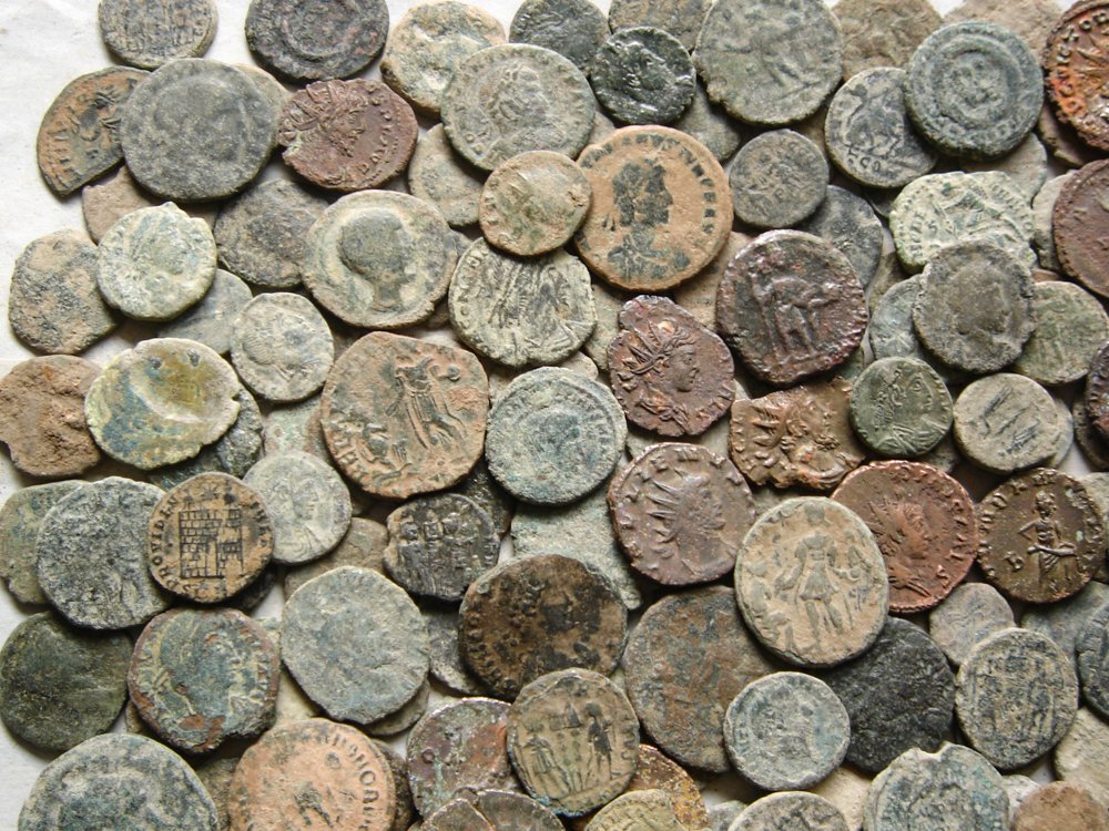 Romerska riket Lot of 150 Roman Imperial bronze coins. The lot includes some ases and quadrans from I-III centuries A.D. (Utan reservationspris) #2.1