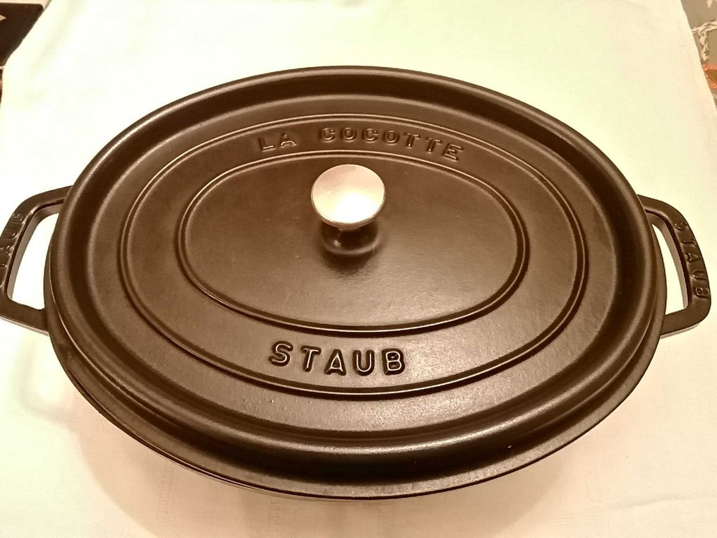 Staub - Gryta - Stor cocotte STAUB oval gjutjärnsgryta, emaljerad – Tillverkad i Frankrike – Modell 33 / 13, tungt - Gjutjärn #1.0