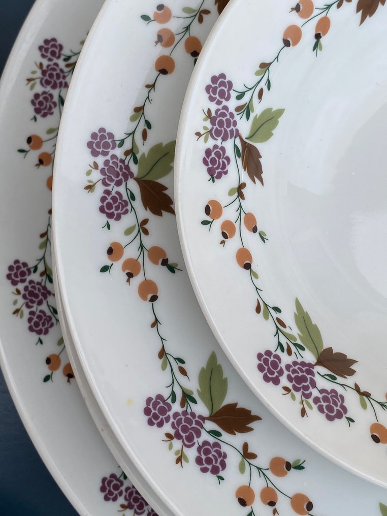 Richard Ginori - Table service (19) - Porcelain - Flowers and berries #1.0