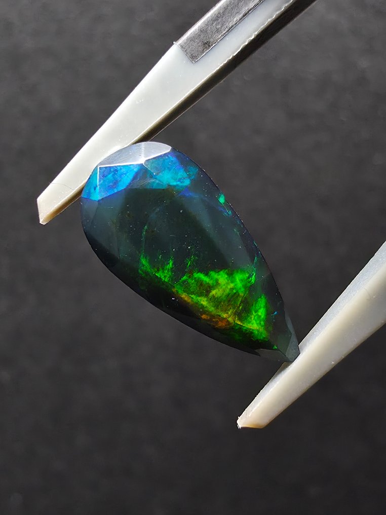 2.2克拉黑欧泊 多面 - 高度: 14 mm - 宽度: 6.9 mm- 0.44 g #1.0