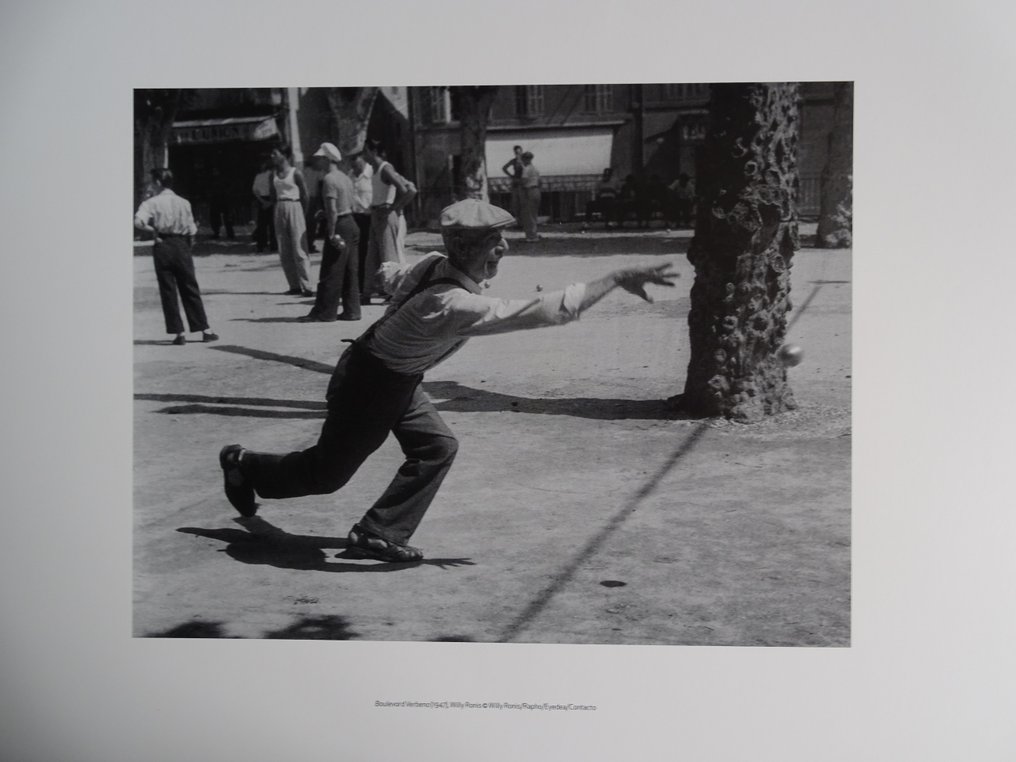 Willy Ronis (1910–2009) - Playing in the Boulevard #1.0