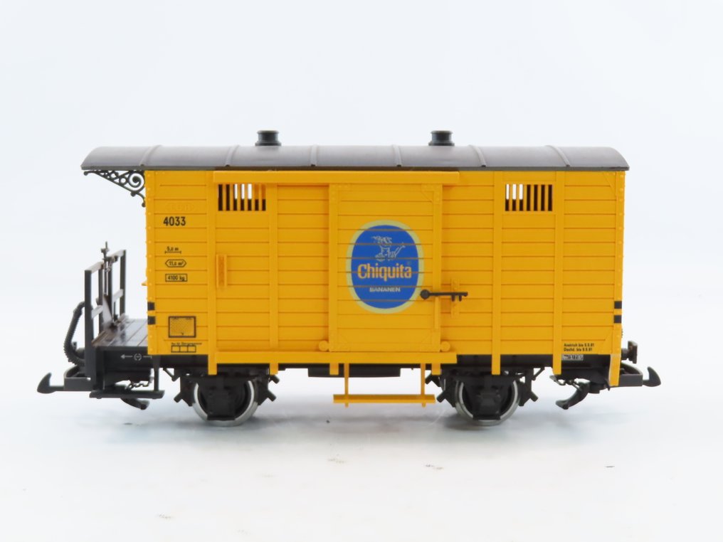 LGB G - 4033 - Model train freight carriage (1) - 2-axle closed freight car with 'Chiquita Bananen' branding and lighting. - Privaat #1.0