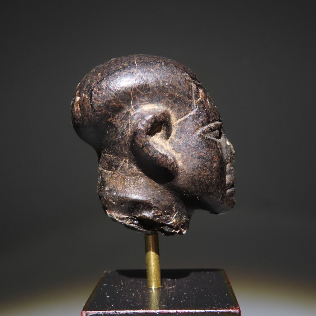 古埃及 Greenstone 头部雕像。中原王国,约公元前2050年至公元前1750年。高3.5厘米。 #4.3