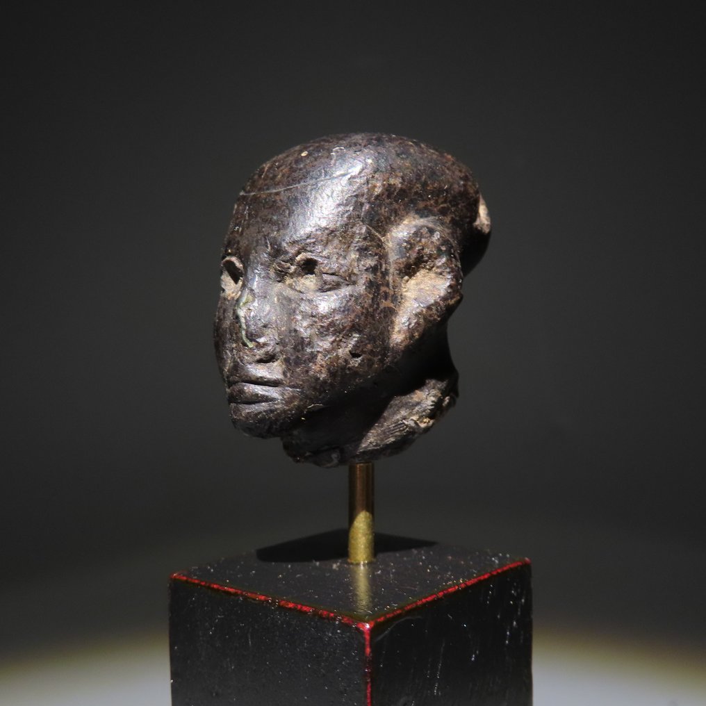 古埃及 Greenstone 头部雕像。中原王国,约公元前2050年至公元前1750年。高3.5厘米。 #3.2