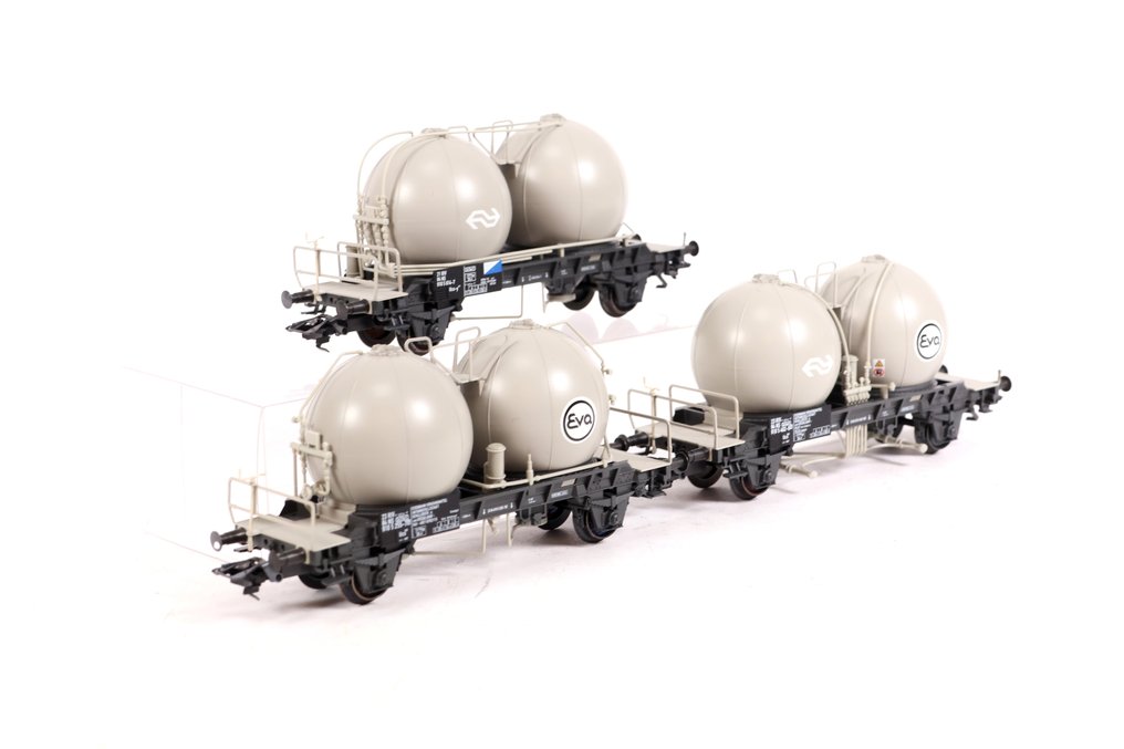Märklin H0 - 46623 - Ensemble de wagons de marchandises pour trains miniatures (1) - Ensemble de trois silowagons 'Bollenwagens' - NS #1.0