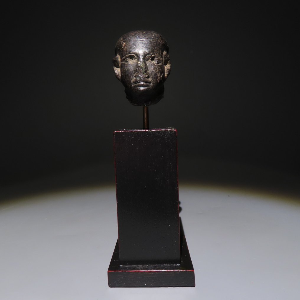 古埃及 Greenstone 头部雕像。中原王国,约公元前2050年至公元前1750年。高3.5厘米。 #1.0