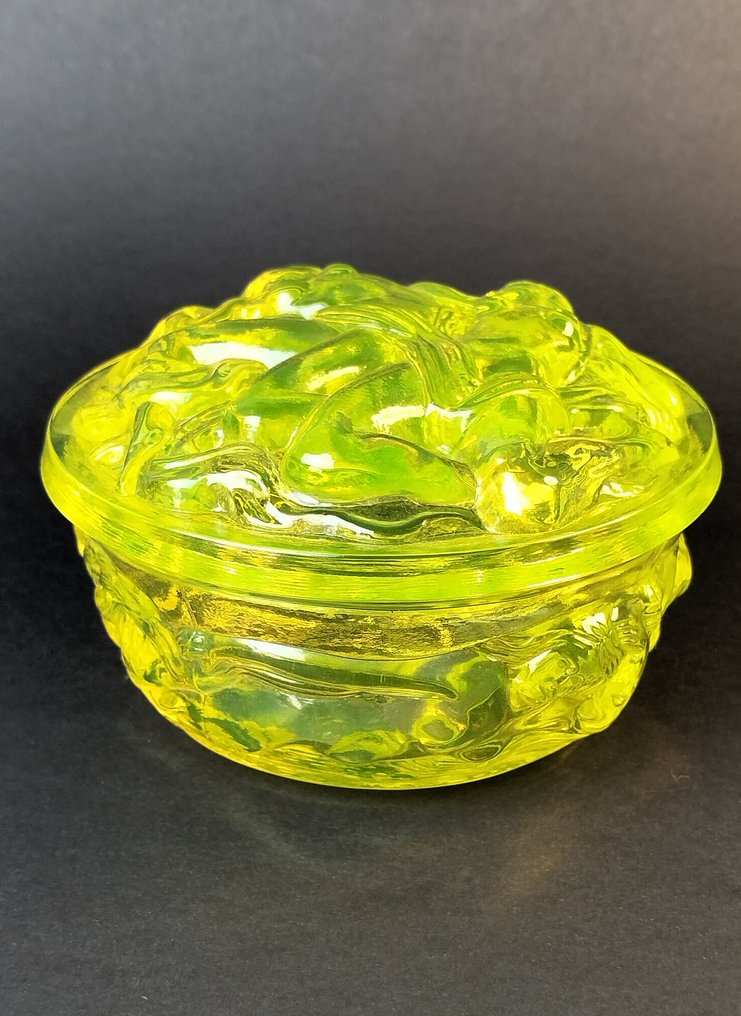 Curt Schlevogt - Heinrich Hoffmann - Sieradendoos - Lalique geïnspireerd - Geel uraniumglas - Verstrengelde nimfen #3.2