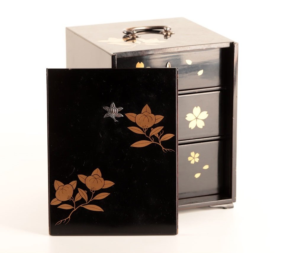 Armoire - Or, Bois, Laque, un très fin kodansu 小箪笥, armoire de table avec un design maki-e de tachibana - y compris avec - Japon #1.0