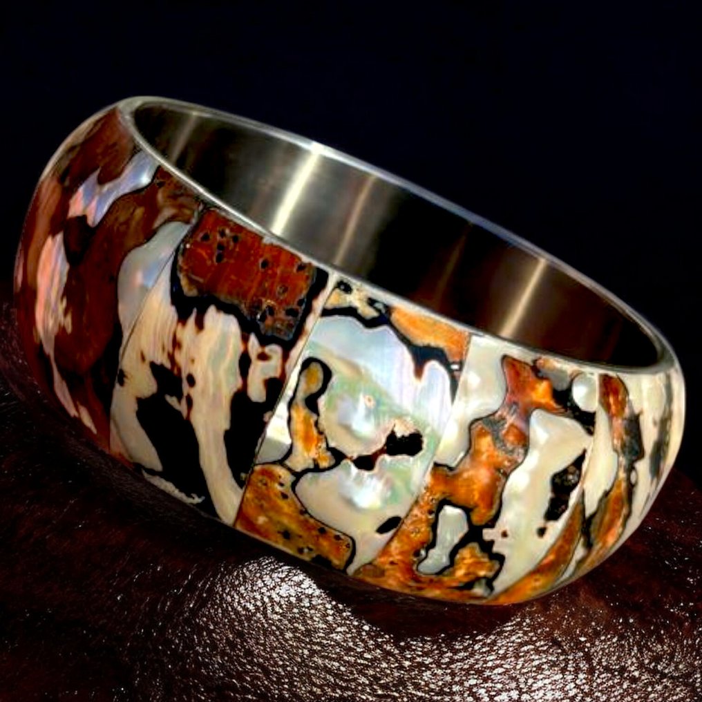 Cenny klejnot dla tych, którzy kochają elegancję natury. Bransoleta ze stali z mozaiką z masy perłowej Turbo Marmoratus - Wysokość: 86 mm - Szerokość: 86 mm- 53 g #2.1