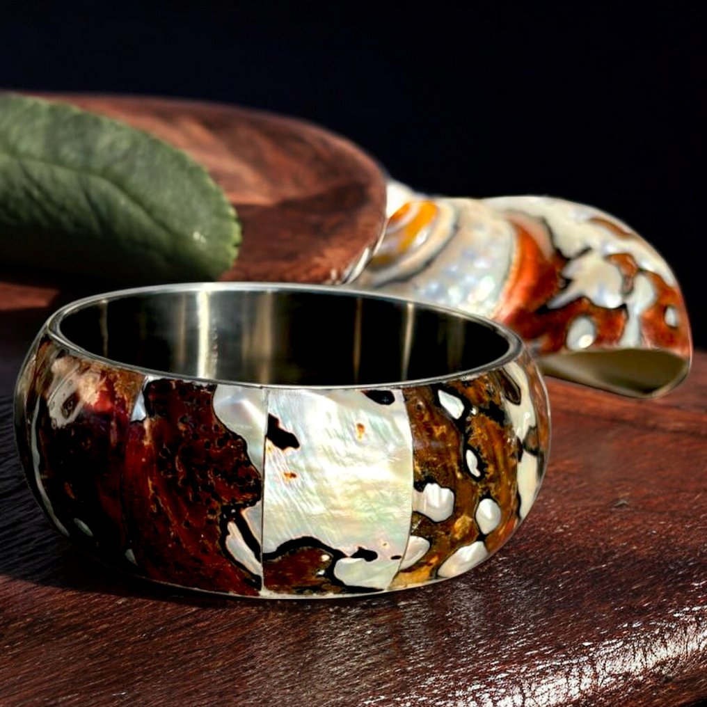 Cenny klejnot dla tych, którzy kochają elegancję natury. Bransoleta ze stali z mozaiką z masy perłowej Turbo Marmoratus - Wysokość: 86 mm - Szerokość: 86 mm- 53 g #3.2