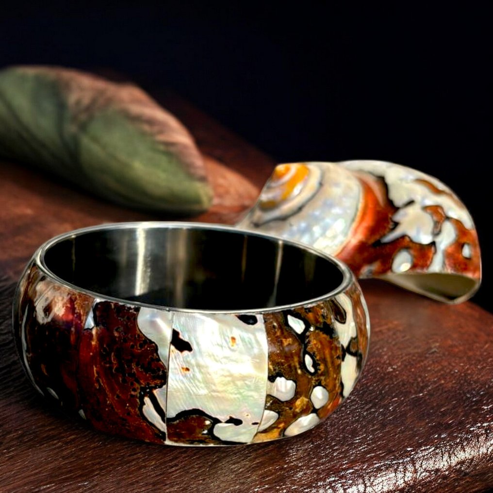 Cenny klejnot dla tych, którzy kochają elegancję natury. Bransoleta ze stali z mozaiką z masy perłowej Turbo Marmoratus - Wysokość: 86 mm - Szerokość: 86 mm- 53 g #1.0