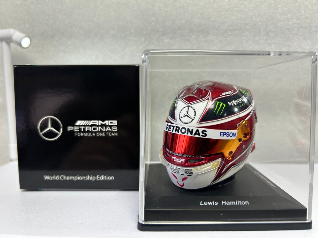 Spark 1:5 - Modelbil - Rare! Lewis Hamilton 2019 World Champion USA GP Helmet 1/5 - Mercedes F1 - 7 x verdensmester i F1 #3.2