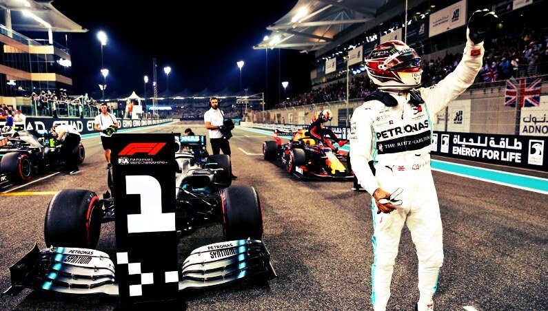 Spark 1:5 - Modelbil - Rare! Lewis Hamilton 2019 World Champion USA GP Helmet 1/5 - Mercedes F1 - 7 x verdensmester i F1 #2.1