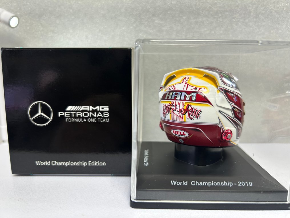 Spark 1:5 - Modelbil - Rare! Lewis Hamilton 2019 World Champion USA GP Helmet 1/5 - Mercedes F1 - 7 x verdensmester i F1 #1.0