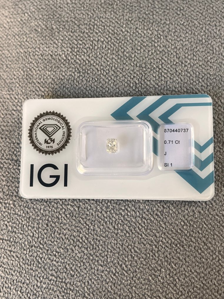 1 pcs Gyémánt  (Természetes)  - 0.71 ct - Radiant - J - SI1 - Nemzetközi Gemmológiai Intézet (IGI) #1.0