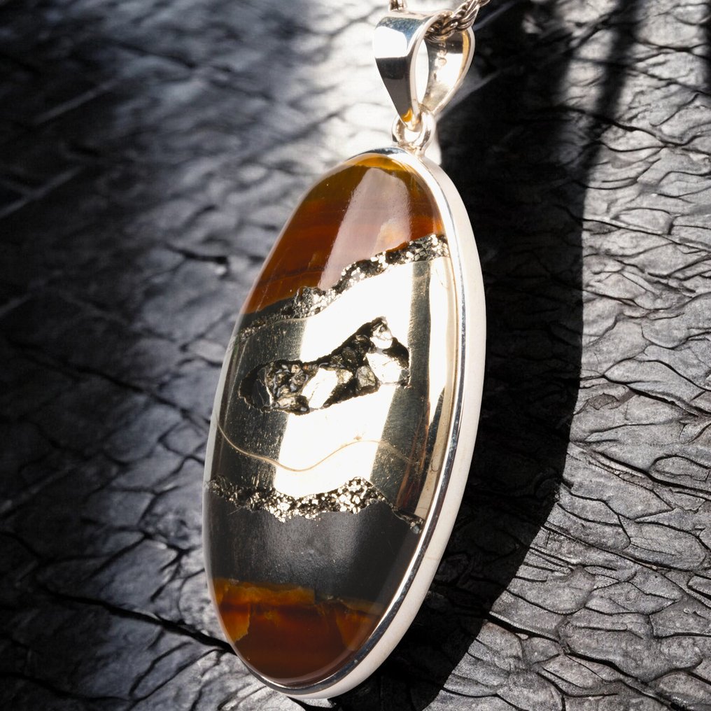 Συλλογή Κοσμημάτων Jurassic!!! Θάλαμος από το είδος Speetoniceras Versicolor. Ασημένιο μενταγιόν με απολίθωμα αμμονίτη – Πυρίτης, Αραγωνίτης και Ασβεστόλιθος. - Ύψος: 60 mm - Πλάτος: 30 mm- 22 g #2.1